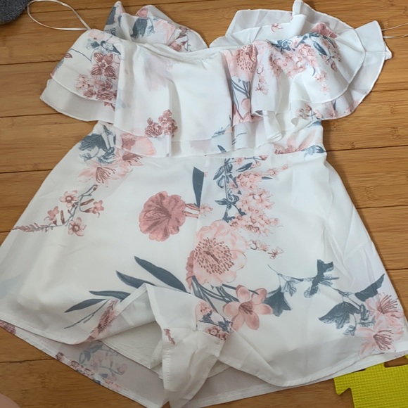 Showpo other half playsuit in white floral - Picture 3 of 4